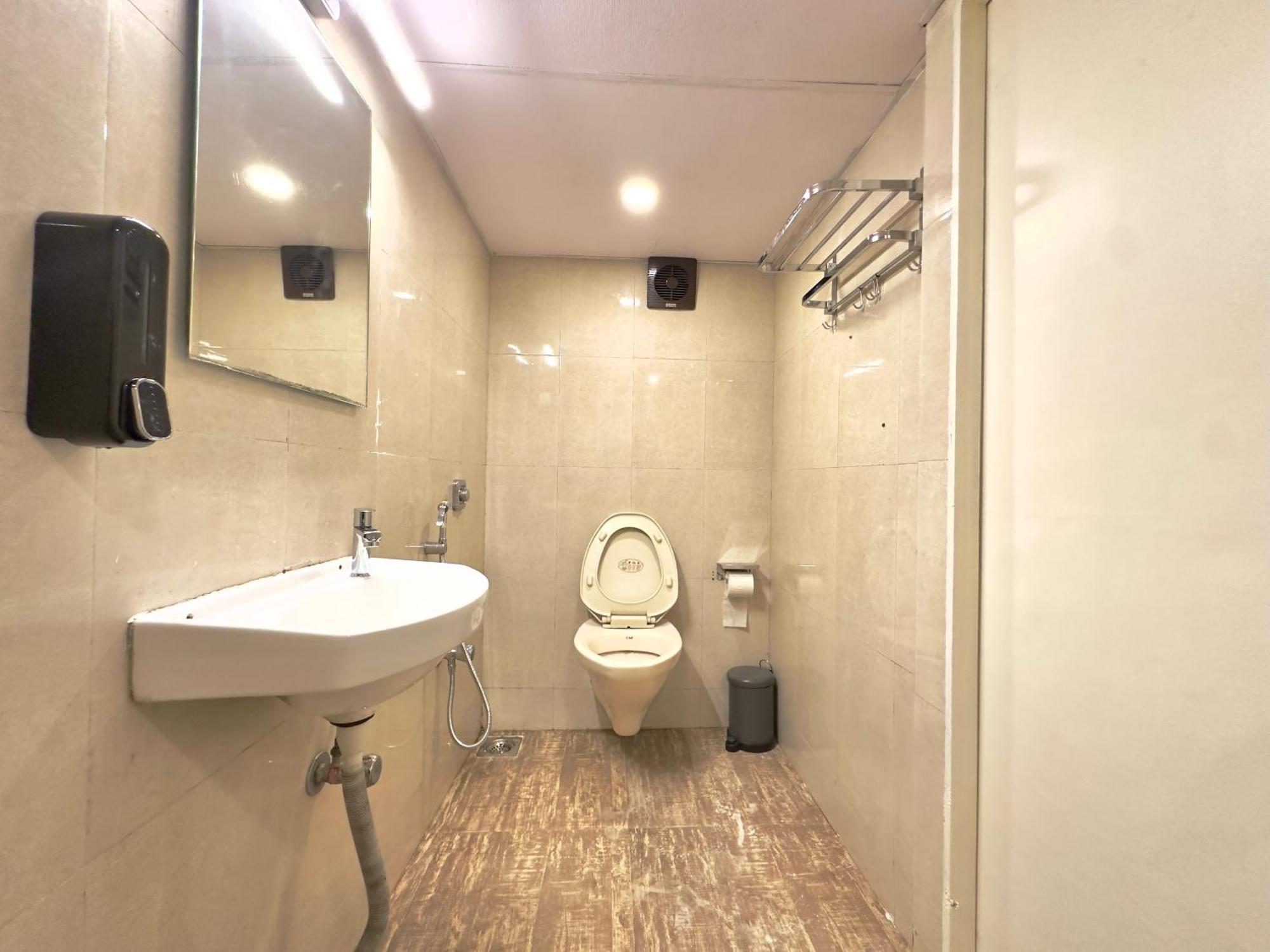 Locomo Express - Stay Work Eat Mumbai Exterior photo